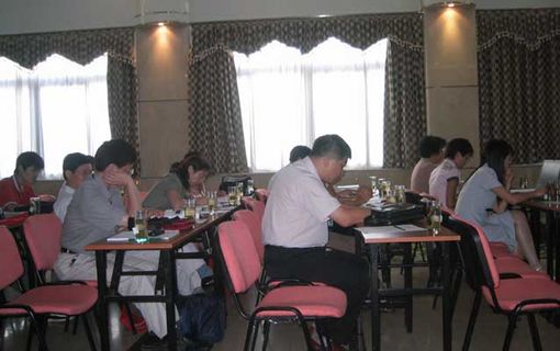 “十一五”中國制造業(yè)信息化技術(shù)及其標準化發(fā)展研討會暨2004年全國工業(yè)自動化系統(tǒng)與集成標準化技術(shù)委員會年會及工業(yè)機器人標準劃分技術(shù)委員會換屆會，各參會人員聽取演講人員的報告，吸取經(jīng)驗